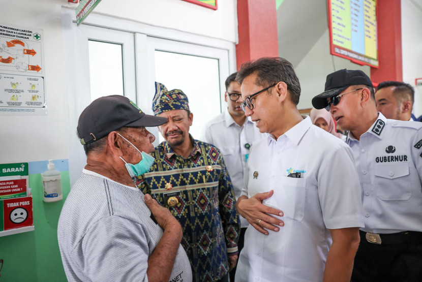 Menteri Kesehatan Budi Gunadi Sadikin ngobrol dengan salah satu pasien saat melakukan kunjungan kerja di Sulawesi Tenggara