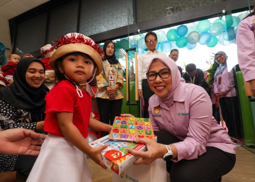 Penasihat Dharma Wanita Persatuan (DWP) Kemenkes, Ida Gunadi Sadikin saat meresmikan Tempat Pengasuhan Anak (TPA) Serama.