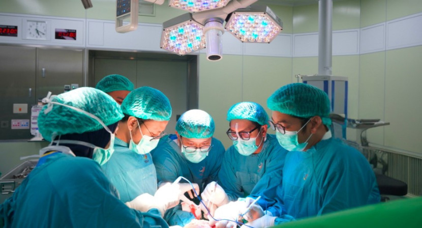 RSUI berhasil melakukan operasi limb salvage megaprosthesis surgery pertama. (Foto: Dok RSUI)