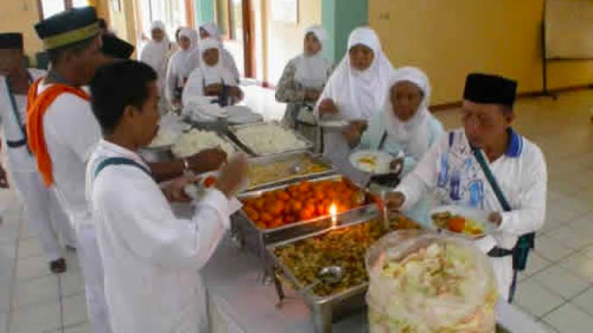 Jamaah calon haji jaga kondisi kesehatan untuk makan makanan bergizi. (Foto: Dok REPUBLIKA)