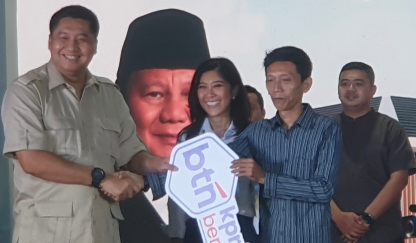 Menteri PKP, Maruara Sirait dan Menkomdigi, Meutya Hafid secara simbolis menyerahkan kunci rumah bersubsidi ke seorang wartawan. (Foto: Dok RUZKA INDONESIA)