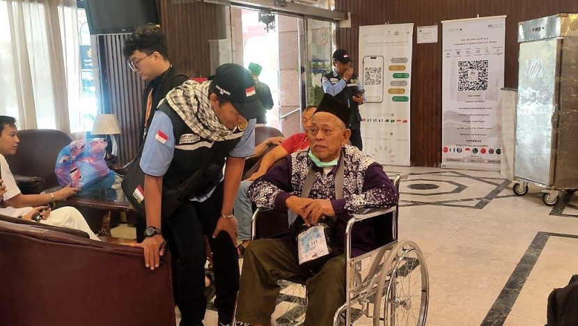 Seorang petugas usai membantu jemaah haji asal Kabupaten Banyumas Pa Karno, di Madinah, Senin 5/5/2025