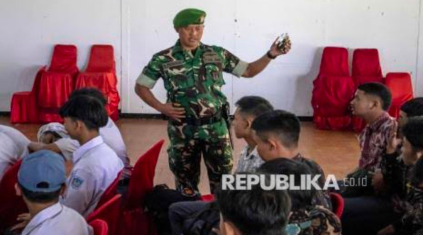 Siswa berada di barak militer saat program pendidikan karakter dan kedisiplinan di Dodik Bela Negara Rindam III Siliwangi, Lembang, Kabupaten Bandung Barat, Jawa Barat, Senin (5/5/2025). (Foto: Dok REPUBLIKA)