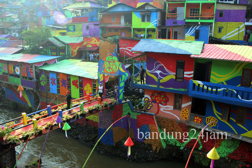 Warna warni bangunan di Lembur Katumbiri, Kota Bandung. Foto: Edi Yusuf