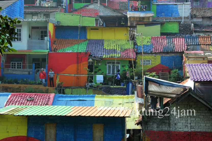 Warna warni bangunan di Lembur Katumbiri, Kota Bandung. Foto: Edi Yusuf