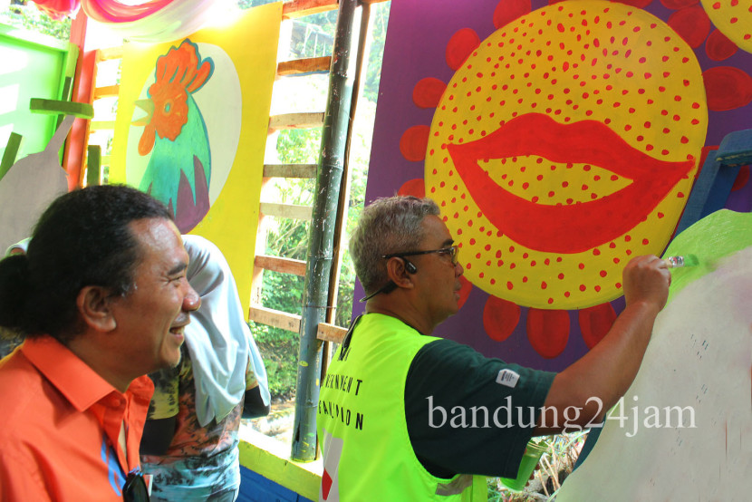 Wali Kota Bandung Muhammad Farhan melukis di Lembur Katumbiri. Foto: Edi Yusuf