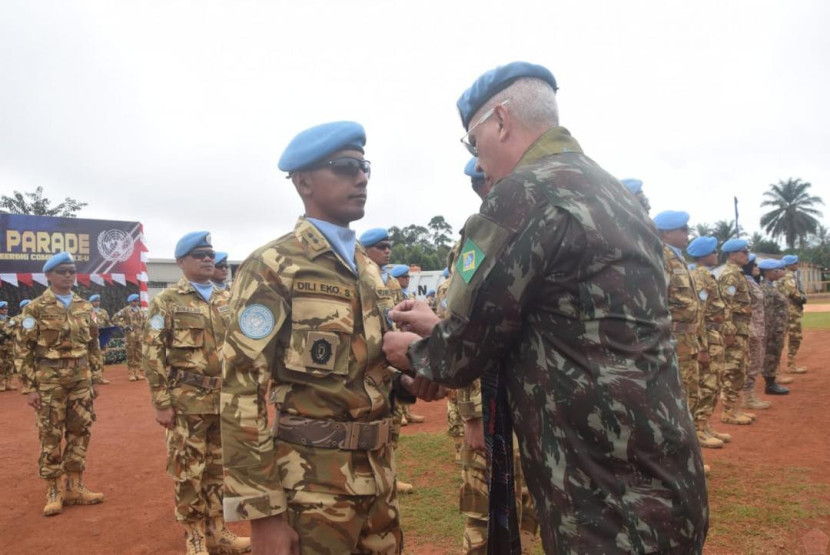 Penyematan Medali Kehormatan PBB kepada Satgas Kizi TNI Konga XX-U MONUSCO. Foto: TNI