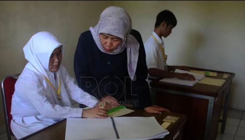 Guru SLB sedang mengajar. (Foto: Dok REPUBLIKA)