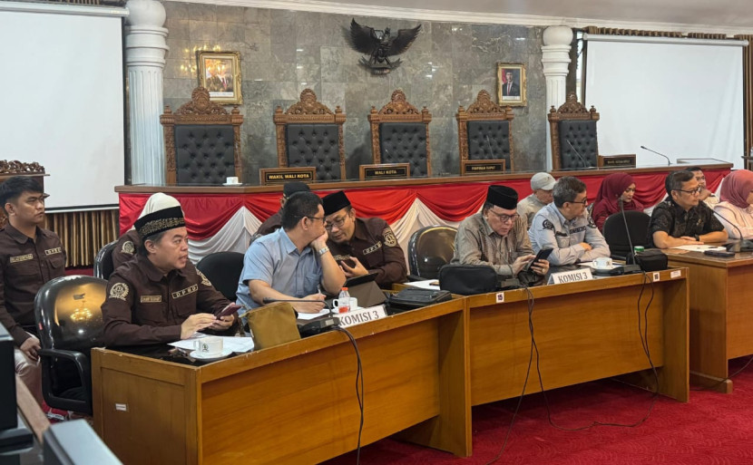 Suasana RDP Komisi I dan III DPRD Kota Sukabumi dengan Kemenag, BWI, MUI, dan Bagian Hukum Pemkot Sukabumi membahas wakaf uang, Rabu (7/5/2025).
