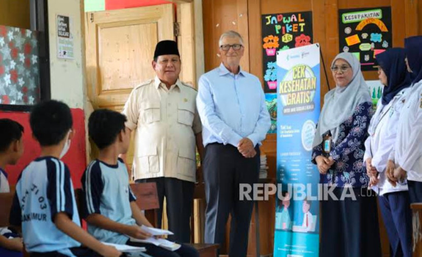 Presiden Prabowo Subianto mengajak pengusaha dari AS, Bill Gates untuk meninjau langsung implementasi MBG di SDN Jati 03 Pulogadung, Jakarta Timur, (Jaktim), Rabu (07/05/2025). (Foto: Dok REPUBLIKA)