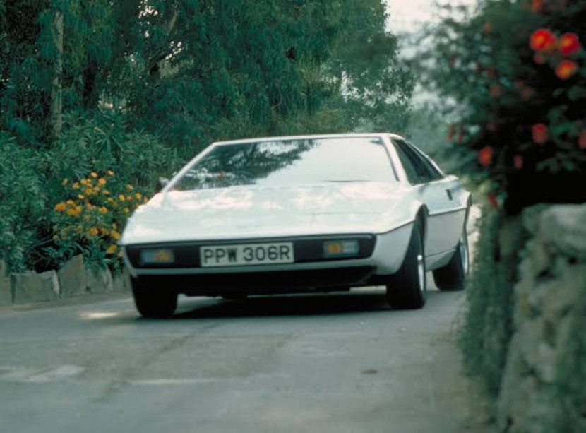 Lotus Esprit S1 dalam film The Spy Who Loved Me. Dok. 007.com