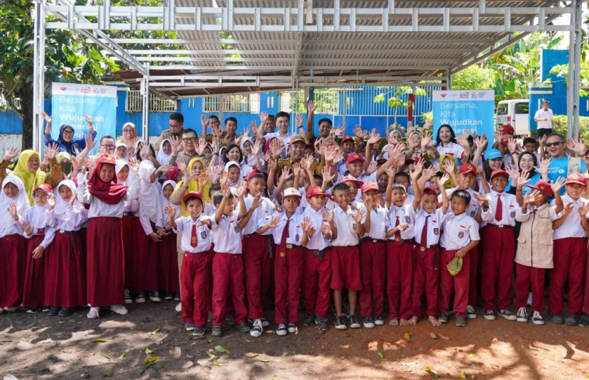 Bupati Maros Chaidir Syam foto bersama siswa-siswi SDN 228 Inpres Salu, Maros, Sulawesi Selatan. (Foto: Wings)