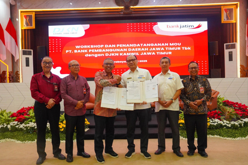 Penandatanganan perjanjian kerja sama antara Bank Jatim dengan Kanwil DJKN Jatim