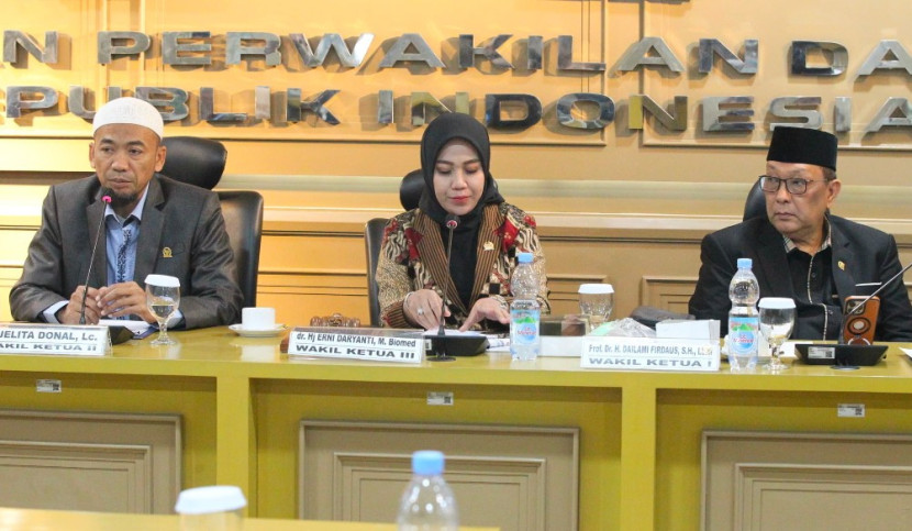 Wakil Ketua Komite III DPD RI, Erni Daryanti, dalam rapat kerja bersama Menteri Ketenagakerjaan, Yassierli, serta Wakil Menteri Ketenagakerjaan, Immanuel Ebenezer Gerungan, di Gedung DPD RI, Kompleks Parlemen Senayan, Kamis (08/05/2025). (Foto: Dok DPD)