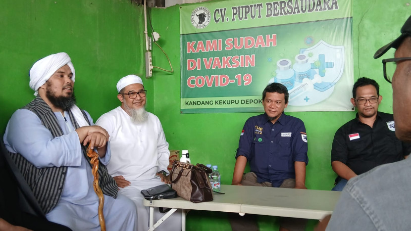 Ustadz Derry Sulaiman didampingi Owner CV Puput Bersaudara.