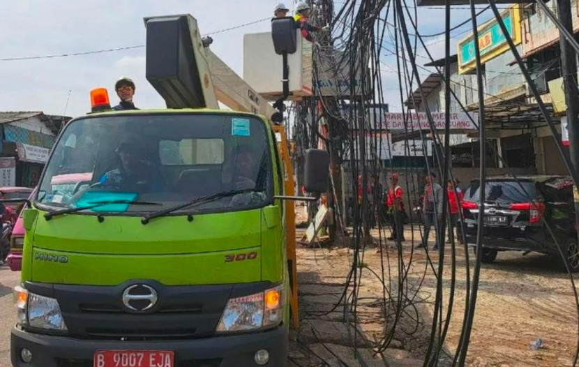 Penertiban kabel udara di Kota Depok. (Foto: Dok RUZKA INDONESIA)