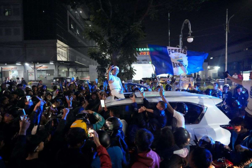 Gubernur Jawa Barat Dedi Mulyadi bersama para bobotoh merayakan kemenangan Persib, di Kota Bandung, Senin (5/5/2025).