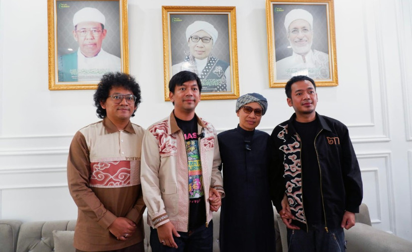 D’MASIV bersilahturahmi dengan Buya Yahya. (Foto: Dok RUZKA INDONESIA)