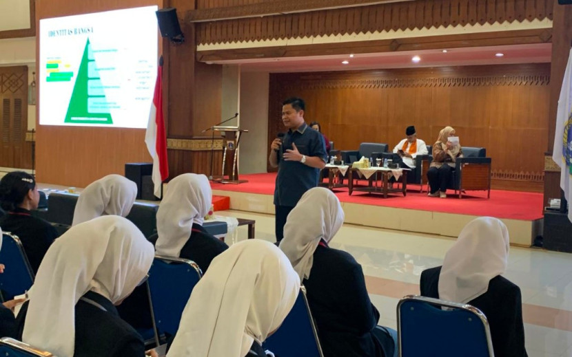 Dr Rasminto, Direktur Eksekutif Human Studies Institute (HSI), menyampaikan pesan menyentuh tentang pentingnya melestarikan seni dan budaya sebagai jati diri bangsa. (Foto: Dok RUZKA INDONESIA)