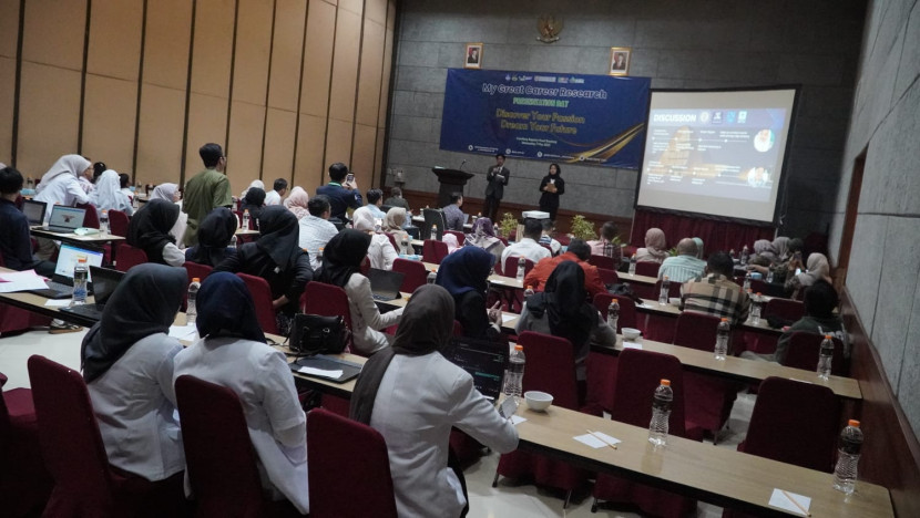 Siswa DHIS mempresentasikan hasil penelitian dengan menggunakan Bahasa Inggris