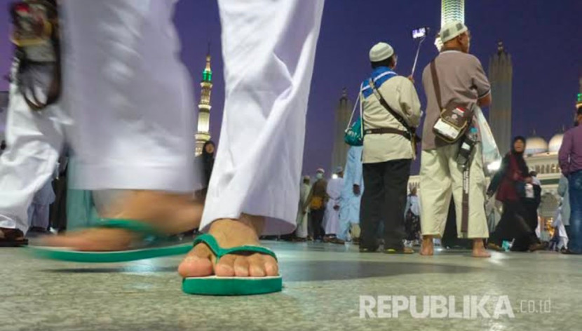 Jemaah haji disarankan pakai alas kaki selama menjalankan ibadah haji. (Foto: Dok REPUBLIKA)