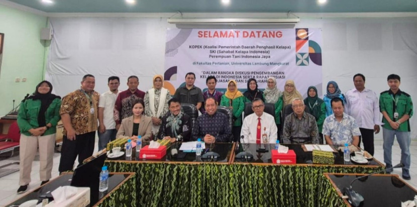 KOPEK bekerjasama dengan Sahabat Kelapa Indonesia, melakukan rapat pra Munas di Hotel Novotel Banjarbaru Kalimantan Selatan pada Selasa 6 Mei 2025 lalu. (Foto: Dok KOPEK)