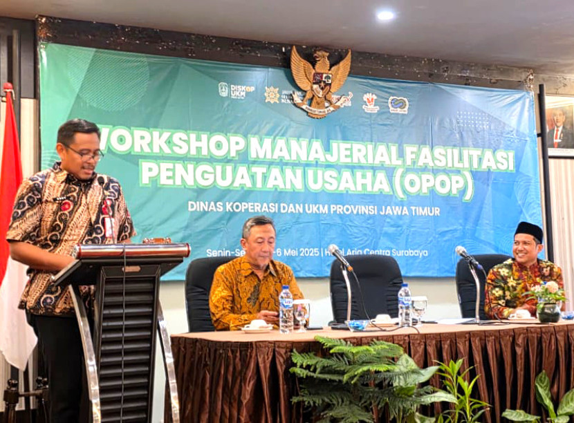 Kepala Dinas Koperasi dan UKM Provinsi Jawa Timur, Endy Alim Abdi Nusa (kiri) memberikan sambutan dalam Workshop Manajerial Fasilitasi Penguatan Usaha bagi anggota OPOP. Foto: Dinas Koperasi dan UKM Jatim