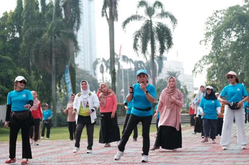 Senam Langkah Dansa yaitu Linedance yang dilakukan dengan gerakan-gerakan dansa. (Foto: Dok Diskominfo Kota Depok)
