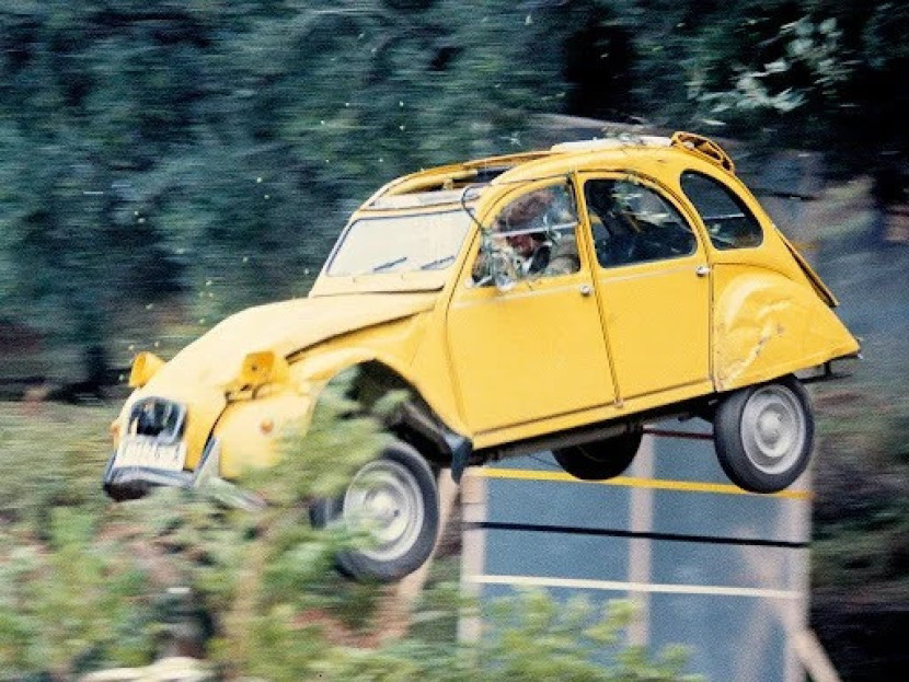 Citroën 2CV pada adegan kejar-kejaran pada film For Your Eyes. Only. Dok. 007.com