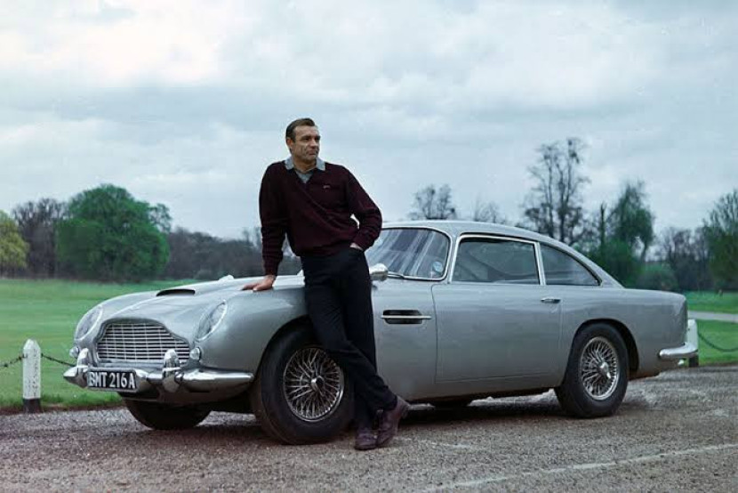 Sean Connery bersama Aston Martin DB5. Dok. Super Car Nostalgia