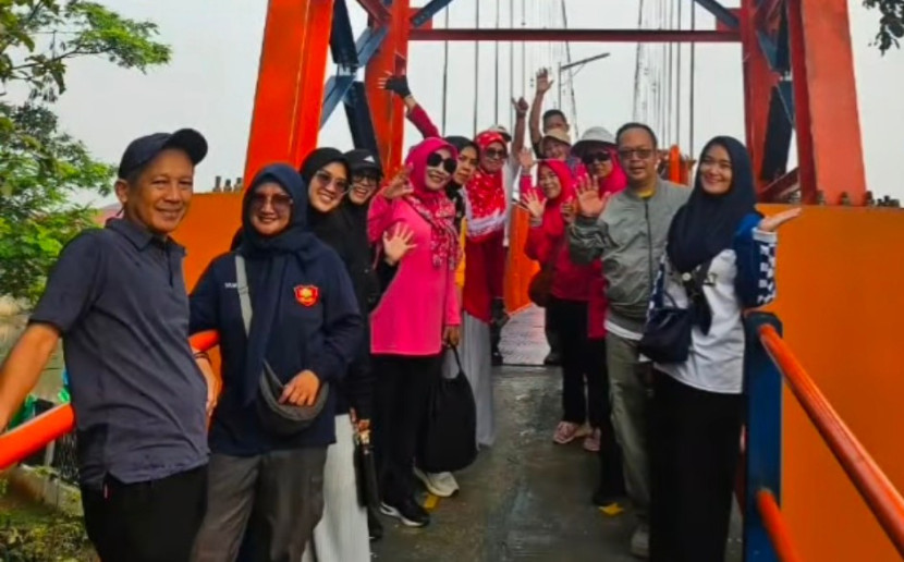 Para aparatur kecamatan bersama warga sangat antusias menjalankan gerakan tersebut setiap Jumat pagi. (Foto: Dok RUZKA INDONESIA)