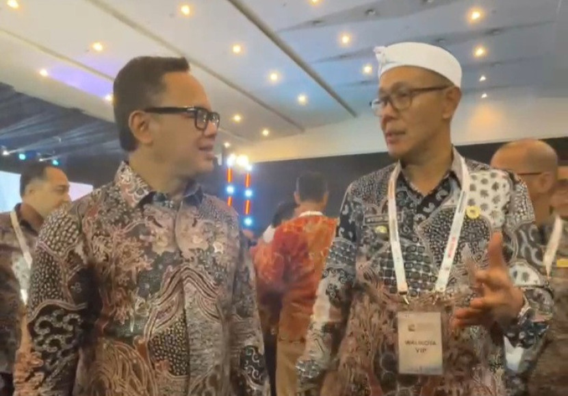 Wamendagri Bima Arya dan Wali Kota Sukabumi Ayep Zaki bertemu disela-sela Munas VII Asosiasi Pemerintah Kota Seluruh Indonesia (Apeksi) 2025 yang berlangsung sejak Selasa (6/5/ 2025) di Surabaya.