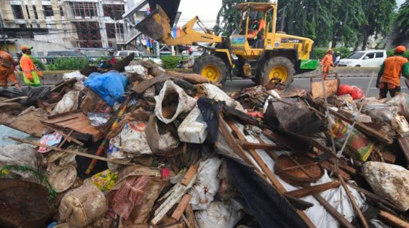 Tumpukan sampah sebabkan saluran air tersumbat menimbulkan banjir di Kota Depok. (Foto: Dok REPUBLIKA)