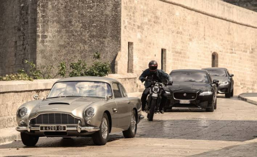 Aston Martin DB5 pada film No Time to Die (2021). Dok. Car and Driver
