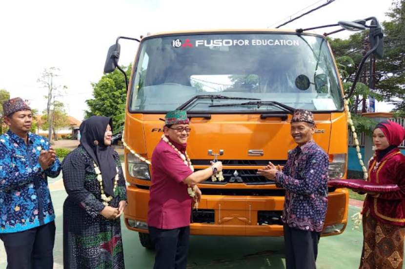Proses penyerahan 1 unit Mitsubishi Fuso ke SMKN 1 Kamal. dok PT KTB