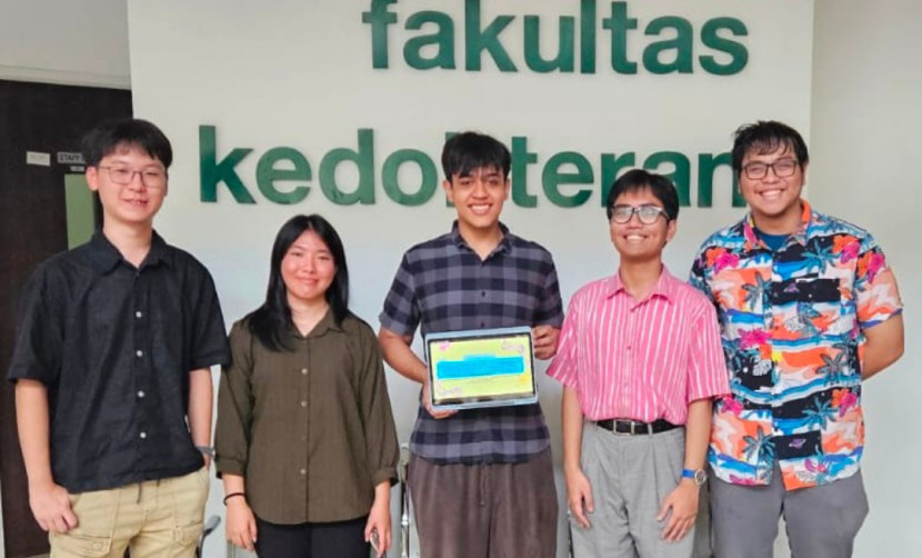 Delegasi UI ini terdiri dari Ayman Najib, Nakeisha Jovita Purnomo, Haryo Purwodiningrat, Timothy Fabian Gunawan, dan Stephen Dario Syofyan berhasil meraih Juara 1 kategori Oral Presentation dalam ajang Jakarta Neurology and Neurosurgery (JakNews) 2025. (Foto: Dok Humas UI)