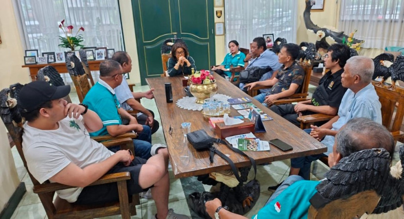 Rr. Siti Nurul, SE atau yang akrab disapa Titi Nurul atau Eyang Titi saat bercerita awal mula Perumnas membangun pertama kali perumahan di Depok, Sabtu (10/05/2025). (Foto: Dok RUZKA INDONESIA) 