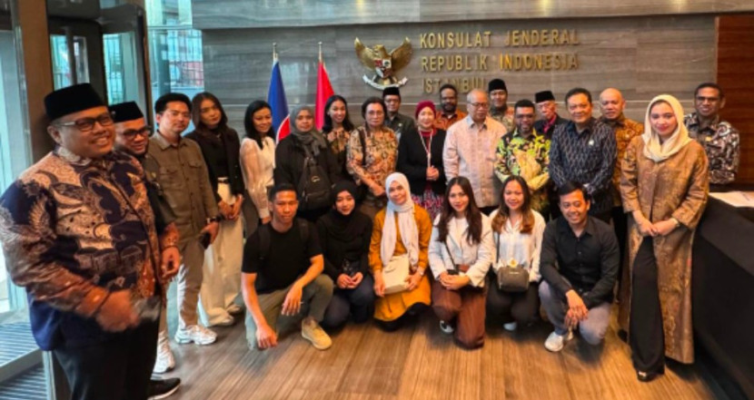 Komite III DPD RI berfoto bersama dengan para PMI di Istanbul, Turki. (Foto: Dok DPD)