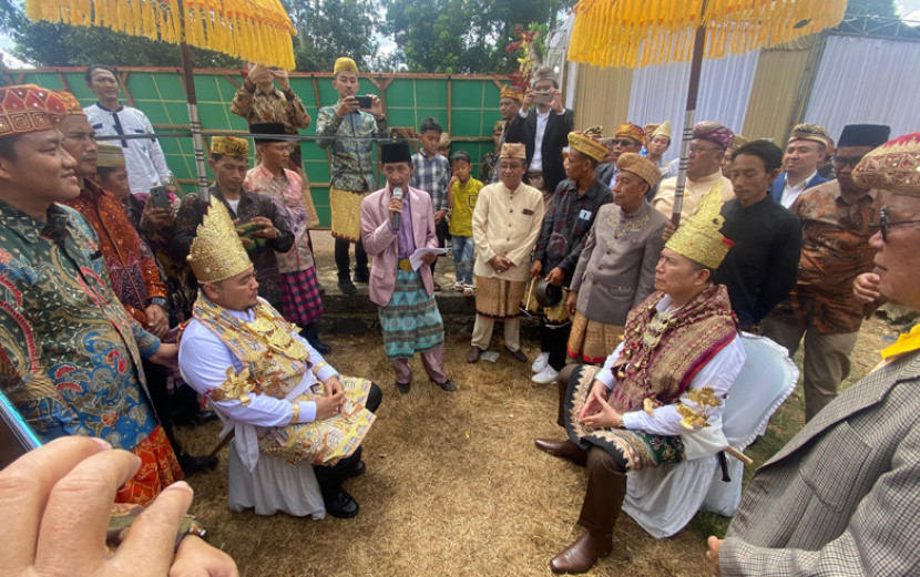 Ketua KPU Mochammad Afifudin (duduk kiri) dan Noverisman Subing (duduk kanan) pada upacara pemberian gelar adat. (FOTO: NS)