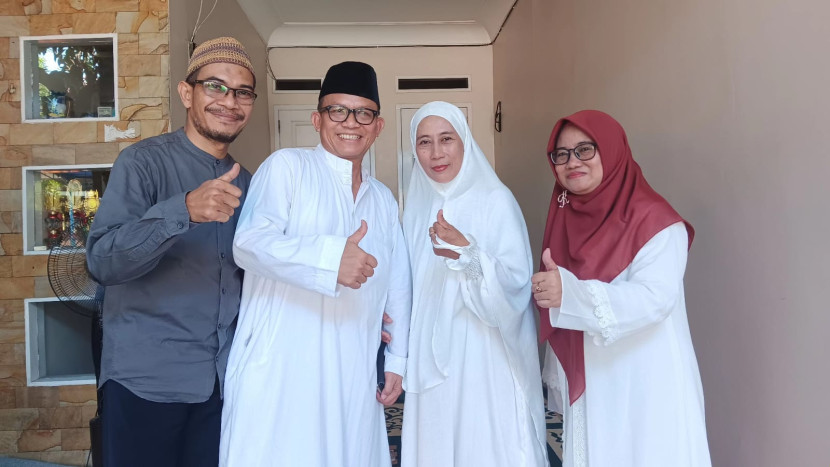 Calon jamaah haji (tengah) berfoto bersama.