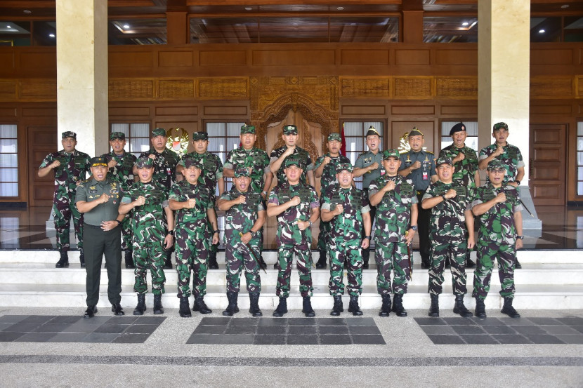Panglima TNI Jenderal Agus Subiyanto memerintahkan pengamanan kantor kejari dan kejati di seluruh Indonesia. Sumber: Puspen TNI