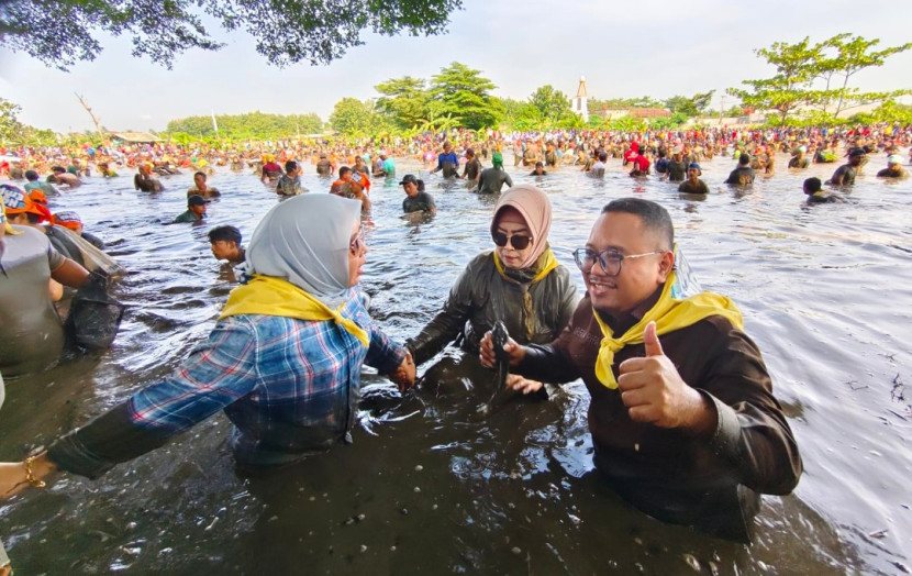 Tiga anggota DPRD Kota Depok, Hj. Qonita Lutfiyah (kiri), Hj, Endah Winarti (tengah) dan Irfan Rifa'i (kanan) ikutan ngubek empang. (Foto: Dok RUZKA INDONESIA)