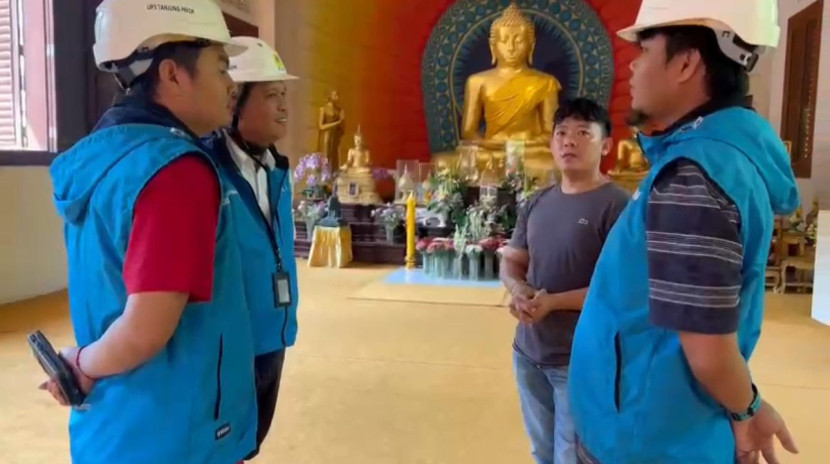 Petugas PLN berkoordinasi tentang kesiapan instalasi listrik dengan staf sekretariat Vihara Dhammacakka Jaya, Chandra Riyadi. (Foto: Dok Ruzka Indonesia/PLN)