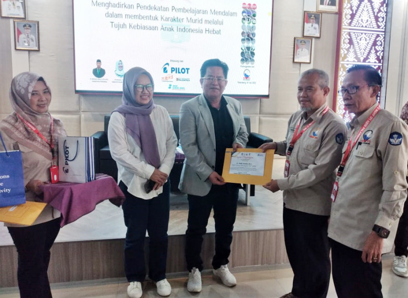 Nara sumber Dedi Irwanto (ketiga dari kanan) menerima piagam dari MGMP IPS. (FOTO: D Oskandar)