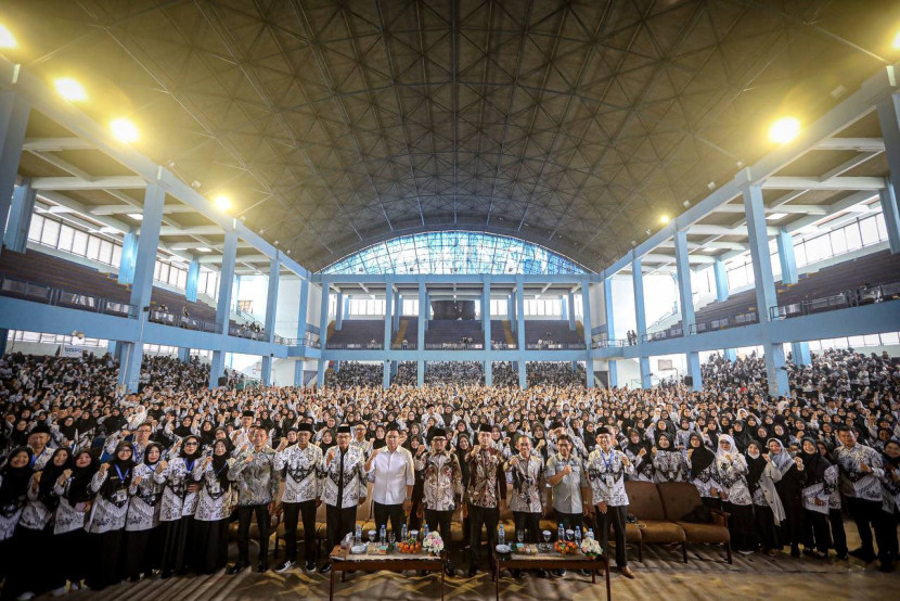 Ribuan guru mengikiti Workshop dan Seminar Pendidikan bertema 'Memperkuat Peran Guru dalam Mewujudkan Pendidikan Karakter dan Pembelajaran yang Berkesadaran, Bermakna, dan Menyenangkan' di Gymnasium UPI, Kota Bandung, Sabtu (10/5/2025). Foto: Humas Pemkot Bandung