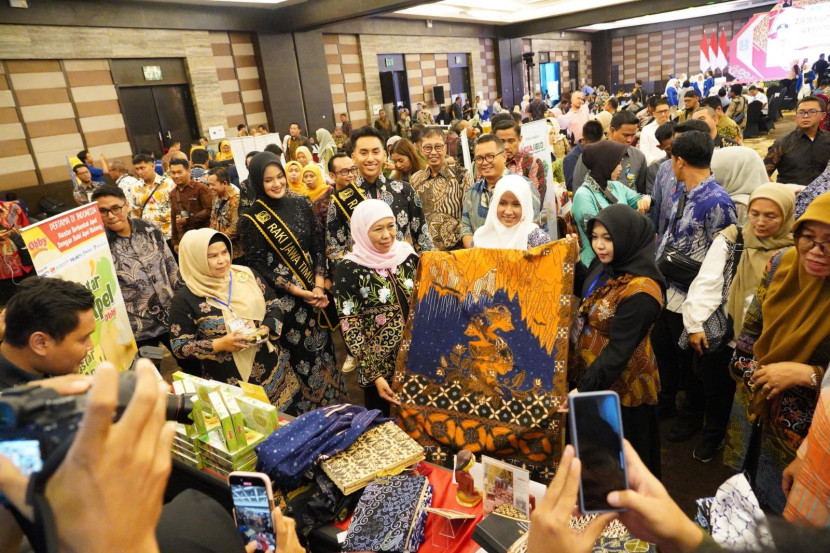Gubernur Jatim Khofifah Indar Parawansa meninjau stand UMKM pada gelaran Misi Dagang Pemprov Jatim dengan Pemprov Kaltim