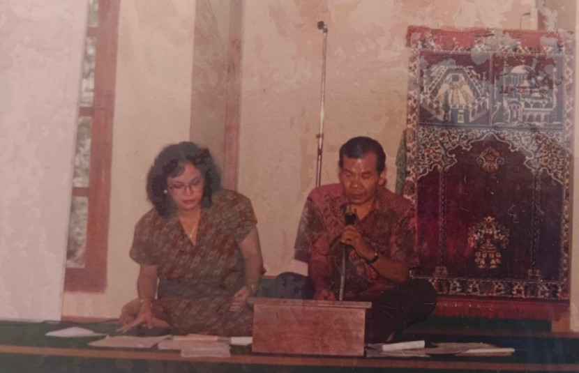 Keterangan foto: Ibu Siti Nurul (kiri) dan Pak Jaslim (kanan) saat rapat pengurus Mushola Al Muqorrobin pada 1983. (Foto: Dok Rusdy Nurdiansyah) 
