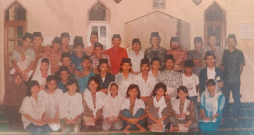 Keterangan foto: Para remaja IRMA berfoto bersama dengan Ketua pengurus Mushola Al Muqorrobin, Pak Gambar Anom (tengah baju hitam). (Foto: Dok Rusdy Nurdiansyah) 
