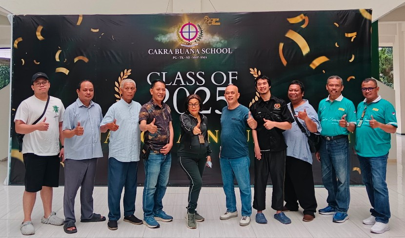 Ketua RT 01/RW 07 Perumnas Depok Utara saat bertemu dengan Eyang Titi (Pemilik Sekolah Bintara/Cakra Buana Depok. Sabtu (10/05/2025). (Foto: Dok RUZKA INDONESIA) 