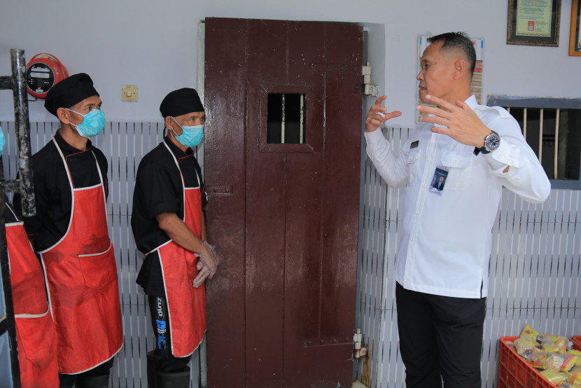Kepala Kantor Wilayah Direktorat Jenderal Pemasyarakatan Jawa Timur, Kadiyono (kanan)